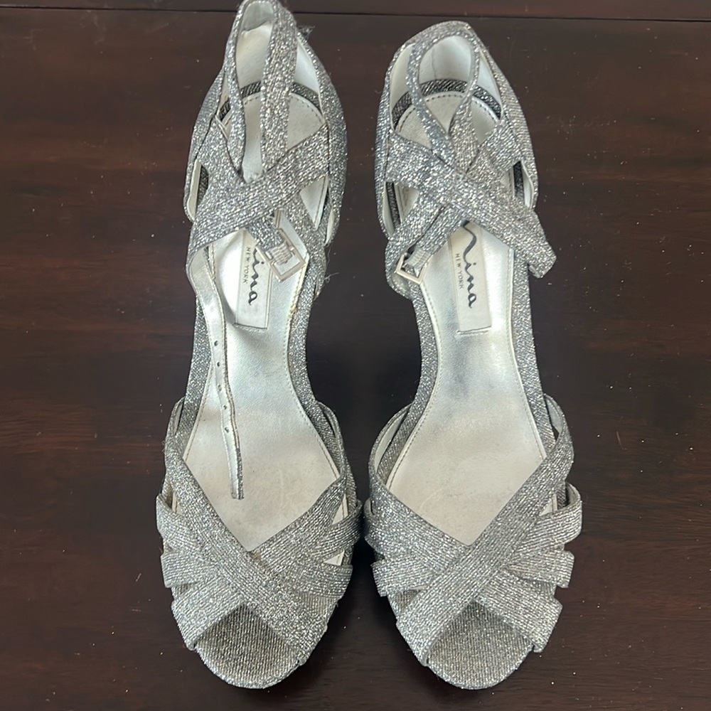 Beautiful silver platform glitter heels! 7.5